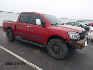 2005 Nissan Titan SE z VIN 1N6AA07A65N562153, wystawiony jako IAAI lot #41323688 z przebiegiem 241 022 mil mil oraz . Historia ofert i sprzedaży dostępna na DreamBid. Obrazek 1.