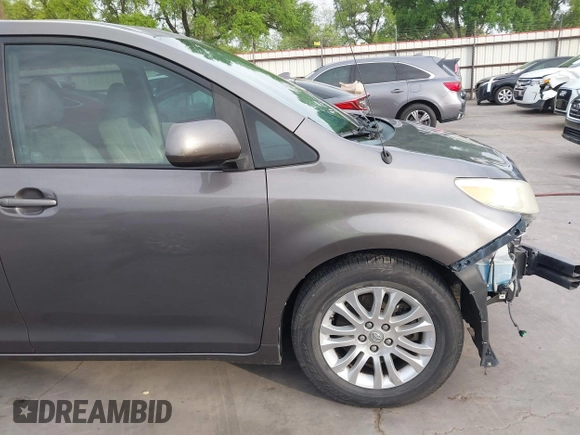 2011 Toyota Sienna XLE AAS with VIN 5TDYK3DC1BS136012, listed as a IAAI auction lot 41869637 with 231,418 mi miles. Bid and sale history available at carsss.com. Image 19.