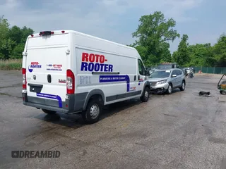 2018 Ram ProMaster Cargo z VIN 3C6TRVDG0JE144400, wystawiony jako IAAI lot #42287423 z przebiegiem 124 891 mil mil oraz . Historia ofert i sprzedaży dostępna na DreamBid. Obrazek 4.
