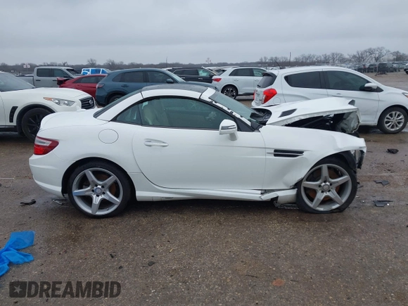 2016 Mercedes-Benz SLK 300 z VIN WDDPK3JA4GF123735, wystawiony jako IAAI lot #41559315 z przebiegiem Nie podano mil oraz . Historia ofert i sprzedaży dostępna na DreamBid. Obrazek 13.