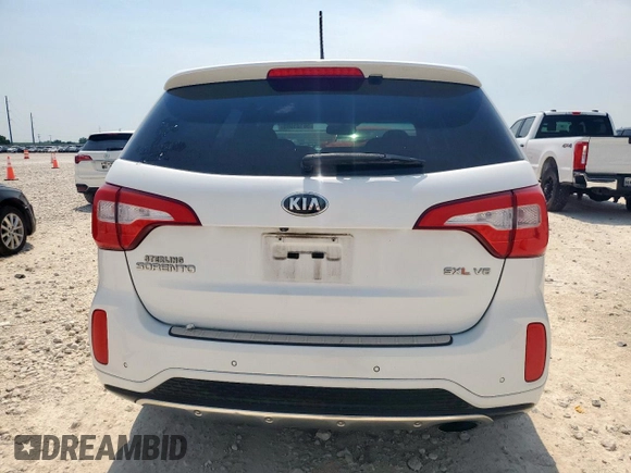 2015 Kia Sorento SX z VIN 5XYKW4A76FG578746, wystawiony jako Copart lot #56185905 z przebiegiem 141 006 mil mil oraz Czysty tytuł • Clean title. Historia ofert i sprzedaży dostępna na DreamBid. Obrazek 6.
