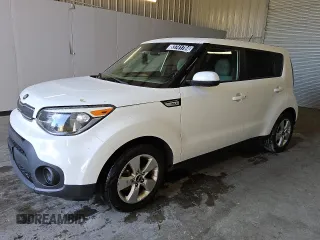 2019 Kia Soul z VIN KNDJN2A26K7677002, wystawiony jako Copart lot #83741784 z przebiegiem 134 662 mil mil oraz Czysty tytuł • Clean title. Historia ofert i sprzedaży dostępna na DreamBid. Obrazek 1.