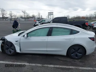 2020 Tesla Model 3 Standard Range Plus z VIN 5YJ3E1EA3LF590450, wystawiony jako IAAI lot #42026296 z przebiegiem 68 242 mil mil oraz . Historia ofert i sprzedaży dostępna na DreamBid. Obrazek 13.