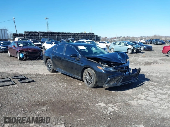 2022 Toyota Camry SE with VIN 4T1G11AK4NU690607, listed as a IAAI auction lot 41837156 with 10,924 mi miles. Bid and sale history available at carsss.com. Image 1.