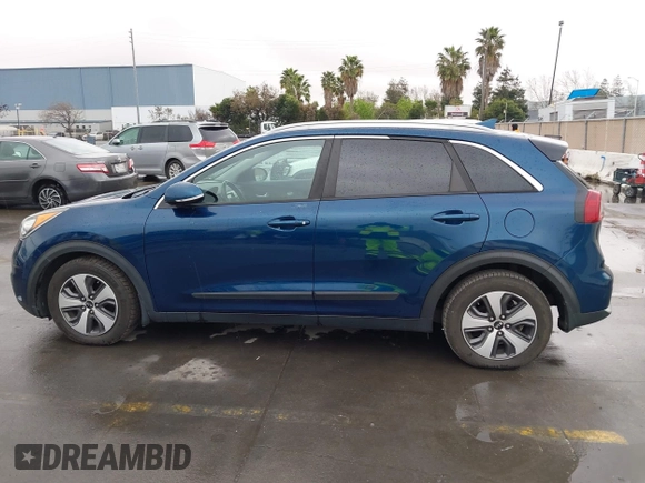 2017 Kia Niro Touring Launch Edition with VIN KNDCC3LC2H5048657, listed as a IAAI auction lot 41736127 with 190,828 mi miles. Bid and sale history available at carsss.com. Image 14.