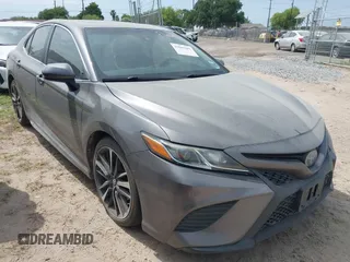 2018 Toyota Camry LE z VIN 4T1B11HK3JU031721, wystawiony jako IAAI lot #41945202 z przebiegiem 81 890 mil mil oraz . Historia ofert i sprzedaży dostępna na DreamBid. Obrazek 1.