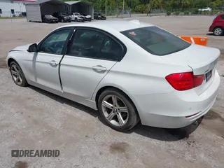 2013 BMW 3 Series 320i xDrive z VIN WBA3C3C54DF982676, wystawiony jako IAAI lot #42155003 z przebiegiem Nie podano mil oraz . Historia ofert i sprzedaży dostępna na DreamBid. Obrazek 3.