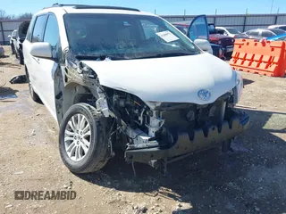 2015 Toyota Sienna XLE with VIN 5TDYK3DC7FS661582, listed as a IAAI auction lot 41688972 with 145,953 mi miles. Bid and sale history available at carsss.com. Image 6.