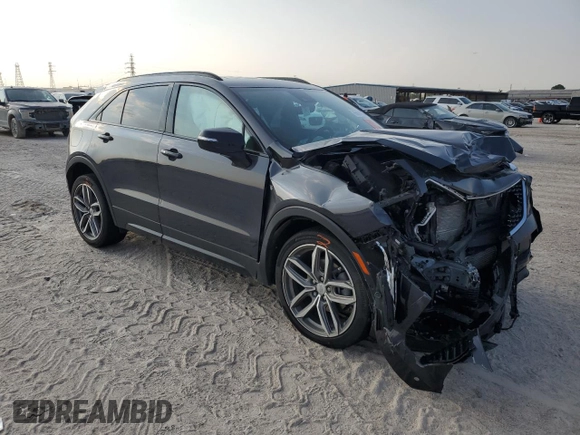 2022 Cadillac XT4 FWD Sport z VIN 1GYFZER45NF156035, wystawiony jako Copart lot #65836294 z przebiegiem 62 443 mil mil oraz Szkoda całkowita • Salvage title. Historia ofert i sprzedaży dostępna na DreamBid. Obrazek 4.