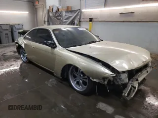 1995 Nissan 240SX z VIN JN1AS44D1SW002698, wystawiony jako Copart lot #84172564 z przebiegiem 112 922 mil mil oraz Szkody całkowita. Historia ofert i sprzedaży dostępna na DreamBid. Obrazek 4.
