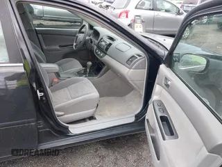 2005 Toyota Camry STD z VIN 4T1BE32K55U632921, wystawiony jako IAAI lot #42341618 z przebiegiem 268 557 mil mil oraz . Historia ofert i sprzedaży dostępna na DreamBid. Obrazek 5.