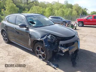 2022 Alfa Romeo Stelvio Veloce z VIN ZASPAKBN6N7D24902, wystawiony jako IAAI lot #42225536 z przebiegiem 87 377 mil mil oraz . Historia ofert i sprzedaży dostępna na DreamBid. Obrazek 1.