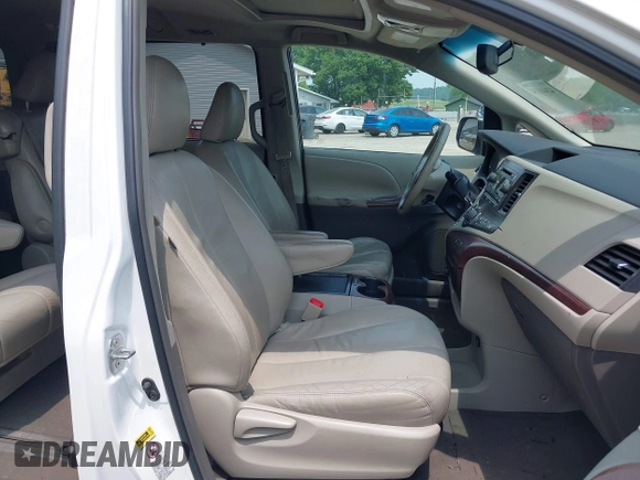 2011 Toyota Sienna XLE AAS z VIN 5TDYK3DC9BS039639, wystawiony jako IAAI lot #42440354 z przebiegiem 291 565 mil mil oraz . Historia ofert i sprzedaży dostępna na DreamBid. Obrazek 5.