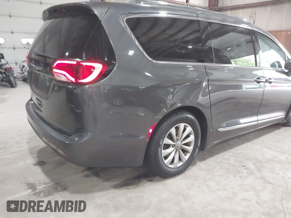 2018 Chrysler Pacifica Touring L z VIN 2C4RC1BG6JR352778, wystawiony jako IAAI lot #42244634 z przebiegiem 70 747 mil mil oraz . Historia ofert i sprzedaży dostępna na DreamBid. Obrazek 20.