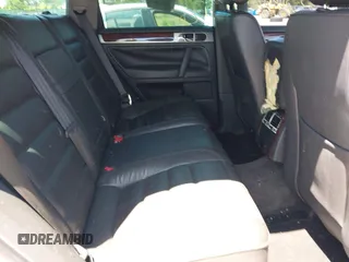 2004 Volkswagen Touareg z VIN WVGBC67L74D017200, wystawiony jako IAAI lot #42305070 z przebiegiem Nie podano mil oraz . Historia ofert i sprzedaży dostępna na DreamBid. Obrazek 8.