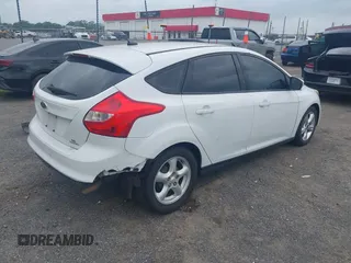 2014 Ford Focus SE z VIN 1FADP3K29EL233545, wystawiony jako IAAI lot #42282582 z przebiegiem 300 237 mil mil oraz . Historia ofert i sprzedaży dostępna na DreamBid. Obrazek 4.