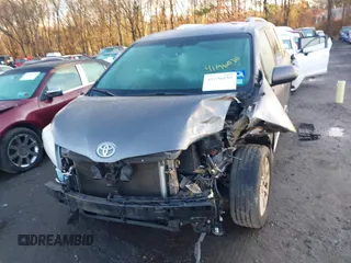 2017 Toyota Sienna XLE z VIN 5TDDZ3DC3HS171329, wystawiony jako IAAI lot #41136030 z przebiegiem 115 990 mil mil oraz . Historia ofert i sprzedaży dostępna na DreamBid. Obrazek 12.