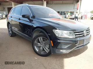 2020 Volkswagen Tiguan SE z VIN 3VV3B7AX7LM039084, wystawiony jako IAAI lot #42249016 z przebiegiem 126 763 mil mil oraz . Historia ofert i sprzedaży dostępna na DreamBid. Obrazek 1.