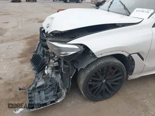 2021 BMW X6 M50i z VIN 5UXCY8C01M9E51506, wystawiony jako IAAI lot #41538726 z przebiegiem Nie podano mil oraz . Historia ofert i sprzedaży dostępna na DreamBid. Obrazek 6.