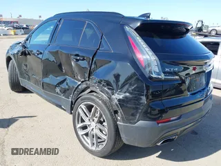 2020 Cadillac XT4 FWD Sport z VIN 1GYFZER49LF021475, wystawiony jako IAAI lot #41962892 z przebiegiem 41 603 mil mil oraz . Historia ofert i sprzedaży dostępna na DreamBid. Obrazek 3.