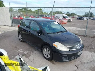 2008 Nissan Versa S z VIN 3N1BC13E48L378725, wystawiony jako IAAI lot #40532236 z przebiegiem 226 804 mil mil oraz . Historia ofert i sprzedaży dostępna na DreamBid. Obrazek 1.