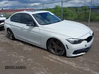 2017 BMW 3 Series 330i xDrive z VIN WBA8D9G54HNU59377, wystawiony jako IAAI lot #42350863 z przebiegiem 114 614 mil mil oraz . Historia ofert i sprzedaży dostępna na DreamBid. Obrazek 1.