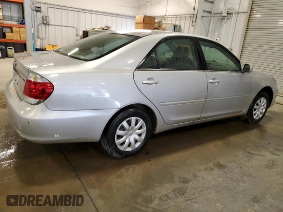 2005 Toyota Camry STD z VIN 4T1BE32K25U070332, wystawiony jako Copart lot #56934795 z przebiegiem 267 925 mil mil oraz Szkoda całkowita • Salvage title. Historia ofert i sprzedaży dostępna na DreamBid. Obrazek 3.