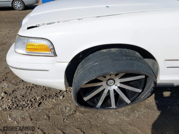 2000 Ford Crown Victoria with VIN 2FAFP73W7YX135395, listed as a IAAI auction lot 41439401 with 235,285 mi miles. Bid and sale history available at carsss.com. Image 6.