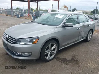2014 Volkswagen Passat SE z VIN 1VWBN7A3XEC022098, wystawiony jako IAAI lot #42130334 z przebiegiem 88 433 mil mil oraz . Historia ofert i sprzedaży dostępna na DreamBid. Obrazek 2.
