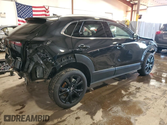 2024 Mazda CX-30 Premium z VIN 3MVDMBDY4RM689826, wystawiony jako Copart lot #43533135 z przebiegiem 10 372 mil mil oraz Szkody całkowita. Historia ofert i sprzedaży dostępna na DreamBid. Obrazek 3.
