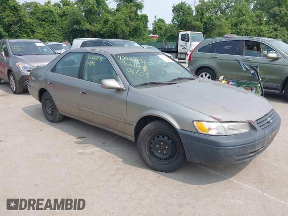 1998 Toyota Camry LE z VIN 4T1BG22K2WU278958, wystawiony jako IAAI lot #42422136 z przebiegiem 272 772 mil mil oraz . Historia ofert i sprzedaży dostępna na DreamBid. Obrazek 1.
