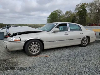 2007 Lincoln Town Car Signature z VIN 1LNHM81VX7Y606607, wystawiony jako Copart lot #51609225 z przebiegiem 174 481 mil mil oraz Szkoda całkowita • Salvage title. Historia ofert i sprzedaży dostępna na DreamBid. Obrazek 1.