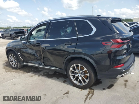 2024 BMW X5 xDrive40i z VIN 5UX23EU01R9T44676, wystawiony jako Copart lot #57216555 z przebiegiem Nie podano mil oraz Tytuł czysty. Historia ofert i sprzedaży dostępna na DreamBid. Obrazek 2.