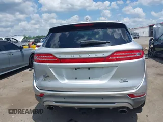 2015 Lincoln MKC z VIN 5LMCJ1A93FUJ25890, wystawiony jako IAAI lot #42125994 z przebiegiem 102 233 mil mil oraz . Historia ofert i sprzedaży dostępna na DreamBid. Obrazek 16.