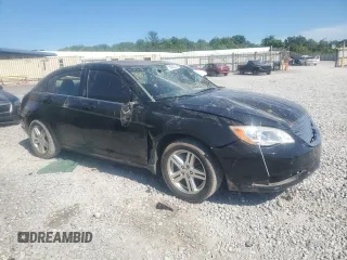 2013 Chrysler 200 LX z VIN 1C3CCBAB4DN586750, wystawiony jako Copart lot #58022225 z przebiegiem 165 631 mil mil oraz Szkoda całkowita • Salvage title. Historia ofert i sprzedaży dostępna na DreamBid. Obrazek 4.
