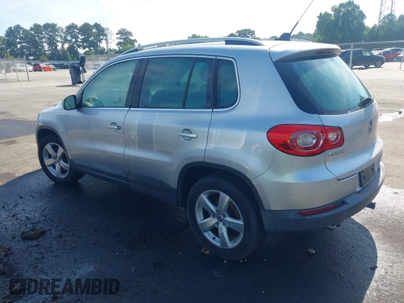 2010 Volkswagen Tiguan S z VIN WVGAV7AX5AW001651, wystawiony jako IAAI lot #42665765 z przebiegiem Nie podano mil oraz . Historia ofert i sprzedaży dostępna na DreamBid. Obrazek 3.