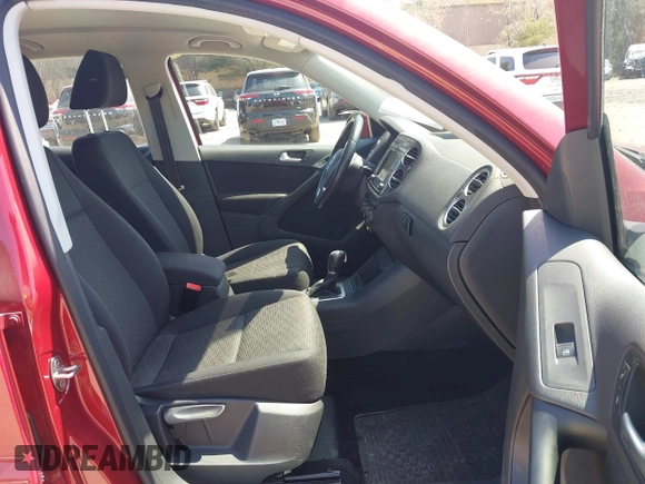 2015 Volkswagen Tiguan SE z VIN WVGBV7AX7FW056002, wystawiony jako IAAI lot #42122641 z przebiegiem 77 037 mil mil oraz . Historia ofert i sprzedaży dostępna na DreamBid. Obrazek 5.