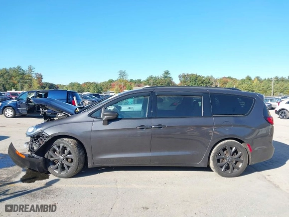 2018 Chrysler Pacifica Touring Plus with VIN 2C4RC1FG3JR204503, listed as a IAAI auction lot 40524612 with 83,186 mi miles. Bid and sale history available at carsss.com. Image 15.