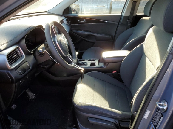 2020 Kia Sorento LX z VIN 5XYPG4A32LG671064, wystawiony jako Copart lot #43046395 z przebiegiem 87 186 mil mil oraz Szkoda całkowita • Salvage title. Historia ofert i sprzedaży dostępna na DreamBid. Obrazek 7.