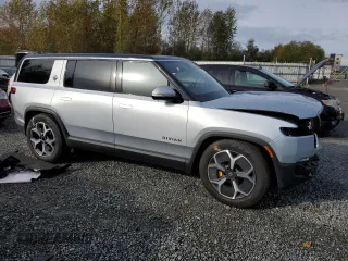 2023 Rivian R1S Adventure z VIN 7PDSGABAXPN019516, wystawiony jako Copart lot #73248104 z przebiegiem 11 525 mil mil oraz Szkody całkowita. Historia ofert i sprzedaży dostępna na DreamBid. Obrazek 4.