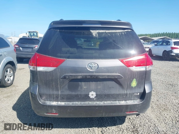 2011 Toyota Sienna XLE AAS z VIN 5TDYK3DC9BS133603, wystawiony jako IAAI lot #42218111 z przebiegiem 227 329 mil mil oraz . Historia ofert i sprzedaży dostępna na DreamBid. Obrazek 16.
