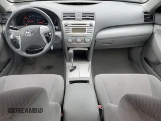 2010 Toyota Camry z VIN 4T1BF3EK8AU037547, wystawiony jako Copart lot #59762365 z przebiegiem 106 637 mil mil oraz Szkoda całkowita • Salvage title. Historia ofert i sprzedaży dostępna na DreamBid. Obrazek 8.
