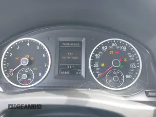 2015 Volkswagen Tiguan SE z VIN WVGBV7AXXFW503955, wystawiony jako IAAI lot #41730076 z przebiegiem 146 446 mil mil oraz . Historia ofert i sprzedaży dostępna na DreamBid. Obrazek 7.