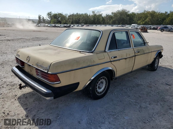 1982 Mercedes-Benz 300 D z VIN WDBAB33A7CB008365, wystawiony jako Copart lot #80248424 z przebiegiem 234 488 mil mil oraz Czysty tytuł • Clean title. Historia ofert i sprzedaży dostępna na DreamBid. Obrazek 3.