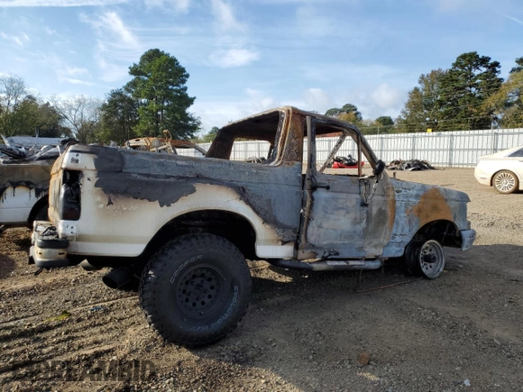 1991 Ford Bronco XL z VIN 1FMEU15N7MLA62791, wystawiony jako Copart lot #82100384 z przebiegiem Nie podano mil oraz Nie do naprawy • Non repairable. Historia ofert i sprzedaży dostępna na DreamBid. Obrazek 3.