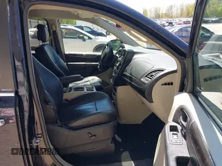 2011 Chrysler Town & Country Touring L z VIN 2A4RR8DG0BR630879, wystawiony jako IAAI lot #42217815 z przebiegiem 175 568 mil mil oraz . Historia ofert i sprzedaży dostępna na DreamBid. Obrazek 5.