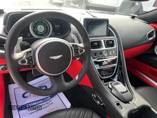 2021 Aston Martin DB11 V8 z VIN SCFRMFAWXMGL10429, wystawiony jako Copart lot #57315395 z przebiegiem 1737 mil mil oraz Tytuł czysty. Historia ofert i sprzedaży dostępna na DreamBid. Obrazek 9.