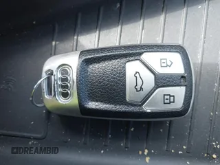 2019 Audi Q7 Premium Plus z VIN WA1LAAF70KD020498, wystawiony jako IAAI lot #41976990 z przebiegiem 91 643 mil mil oraz . Historia ofert i sprzedaży dostępna na DreamBid. Obrazek 11.