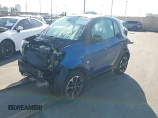 2016 Smart fortwo Passion z VIN WMEFJ5DA4GK067126, wystawiony jako IAAI lot #41559385 z przebiegiem 79 540 mil mil oraz . Historia ofert i sprzedaży dostępna na DreamBid. Obrazek 2.