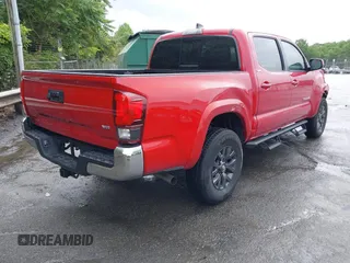 2020 Toyota Tacoma SR5 z VIN 3TMAZ5CN7LM128932, wystawiony jako IAAI lot #42220739 z przebiegiem 22 197 mil mil oraz . Historia ofert i sprzedaży dostępna na DreamBid. Obrazek 4.